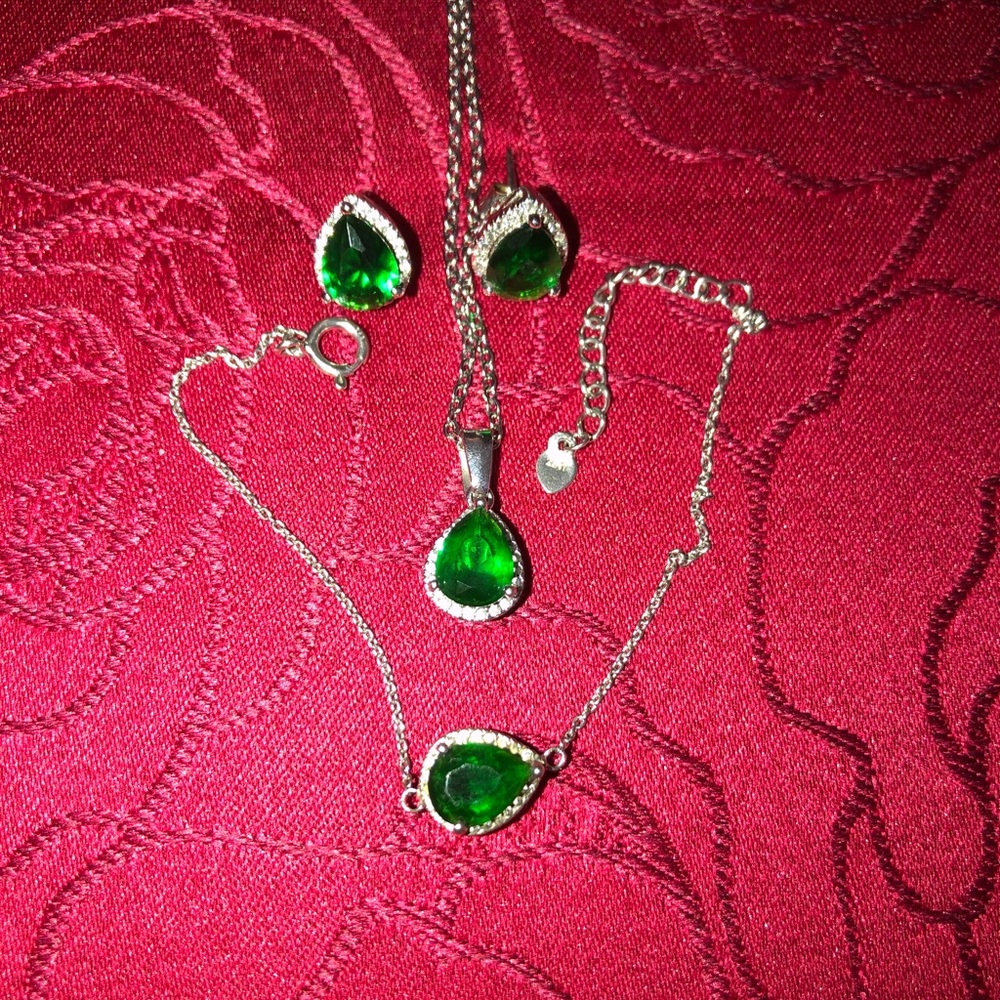 Emerald necklace,earring,bracelet
